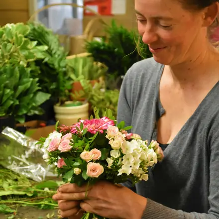Bloemist met een boeket