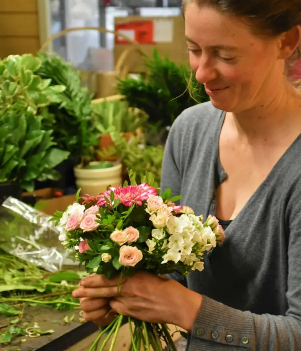 Bloemist met een boeket rozen