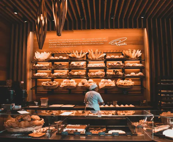 Bakker achter de toonbank vol brood