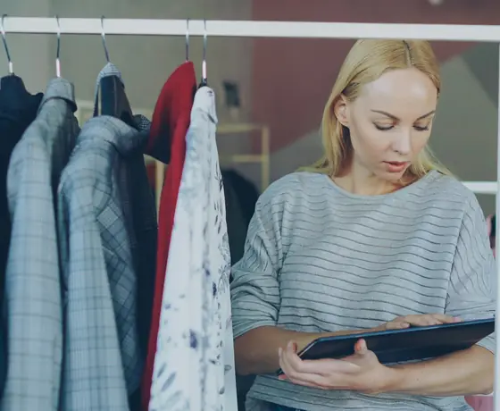 Ondernemer in haar kledingwinkel met een tablet