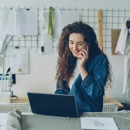 Ondernemer aan de telefoon in haar atelier