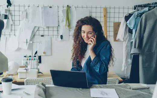 Ondernemer aan de telefoon achter haar laptop