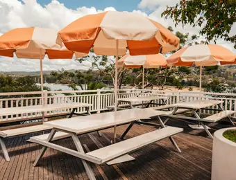 Zonnig terras met oranje parasols