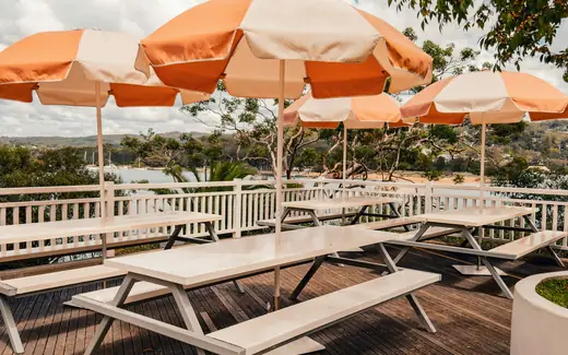 Zonnig terras met oranje parasols