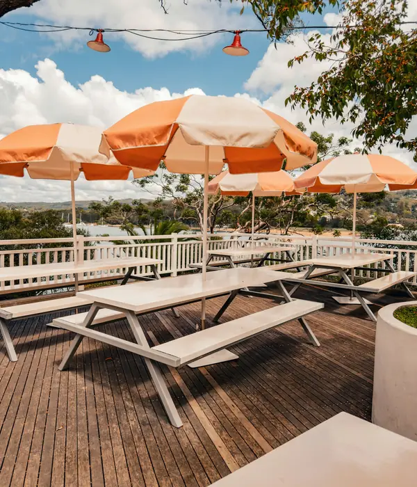Zonnig terras met oranje parasols